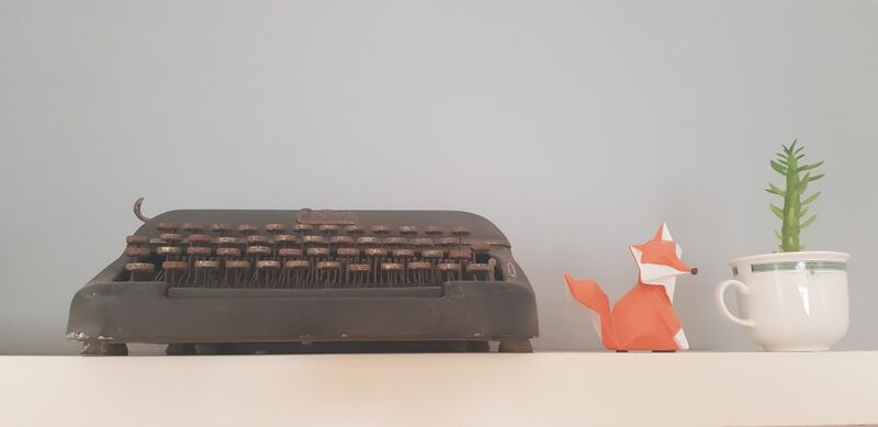 File:Fox on shelf.jpg